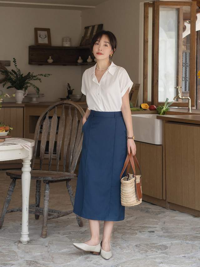 衬衫|33岁的女性如何穿衬衫才时髦?搭配上牛仔裤和蓝色西装裤,超好看