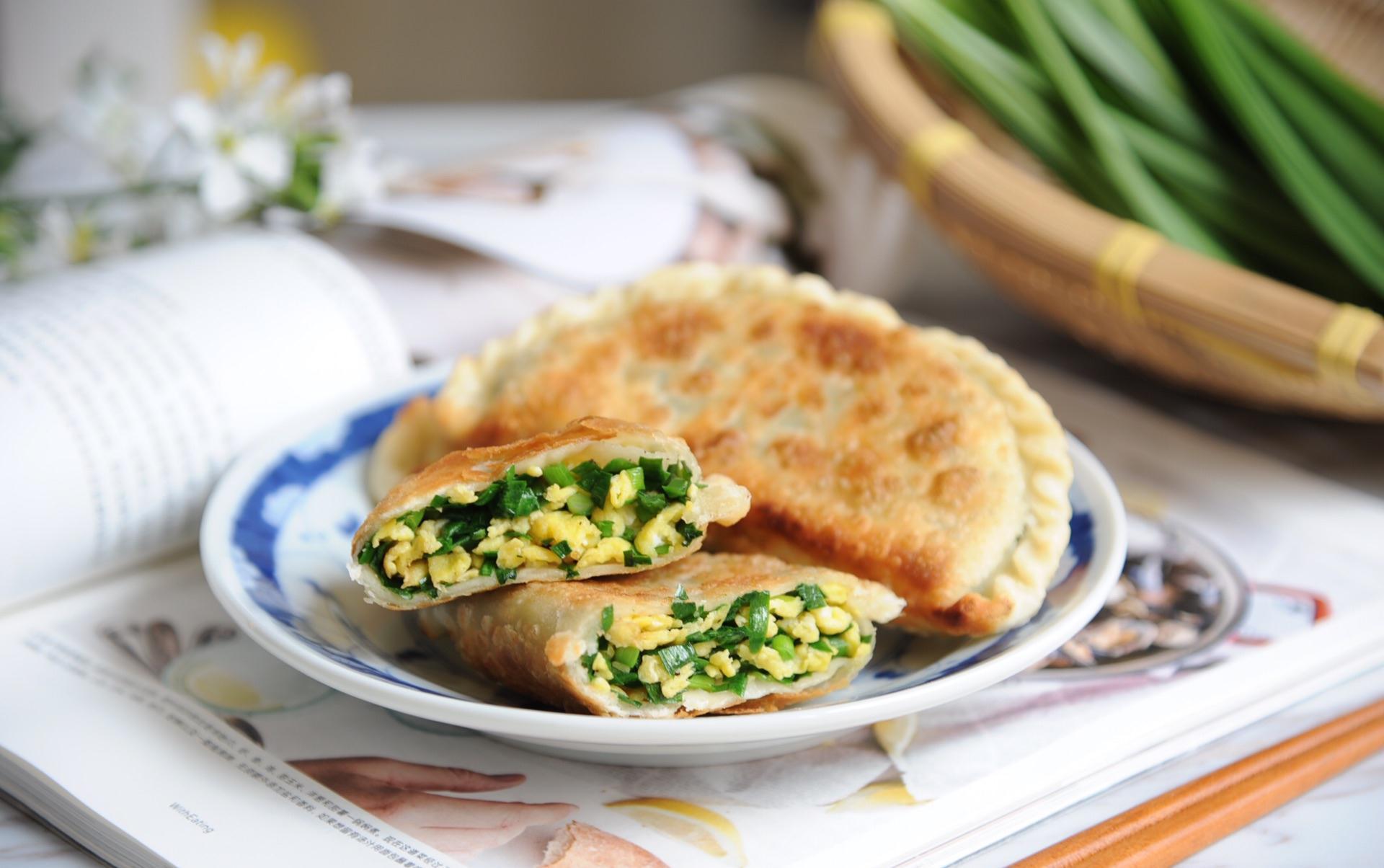 家常韭菜盒子，包皮大馅又软又香，鲜美可口，吃了还想在吃