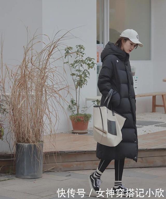 长款|人手一件的黑色长款羽绒服,冬季要怎么穿才不沉闷,更出众?