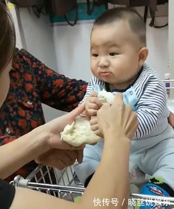 小家伙|小姨跟宝宝抢吃的,宝宝生气的瞪了小姨,姥姥笑趴了