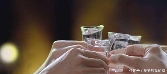 男人|为何男人年龄越大越爱喝白酒,坚持一天一杯“白酒”,伤不伤身?