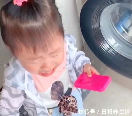 奶奶|宝宝发现被子被洗了,气得直跺脚,无奈之下的决定把奶奶萌到了!