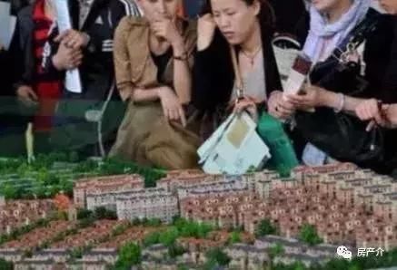 房价|同样的钱买郊区的房子,还是买市区的房子10年后看出差距