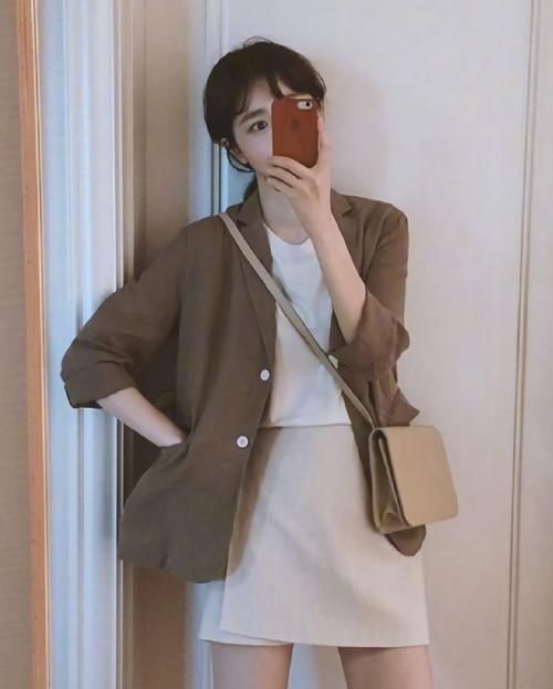 薄呢大衣+衬衫时髦干练，轻松解决“冬日肥”