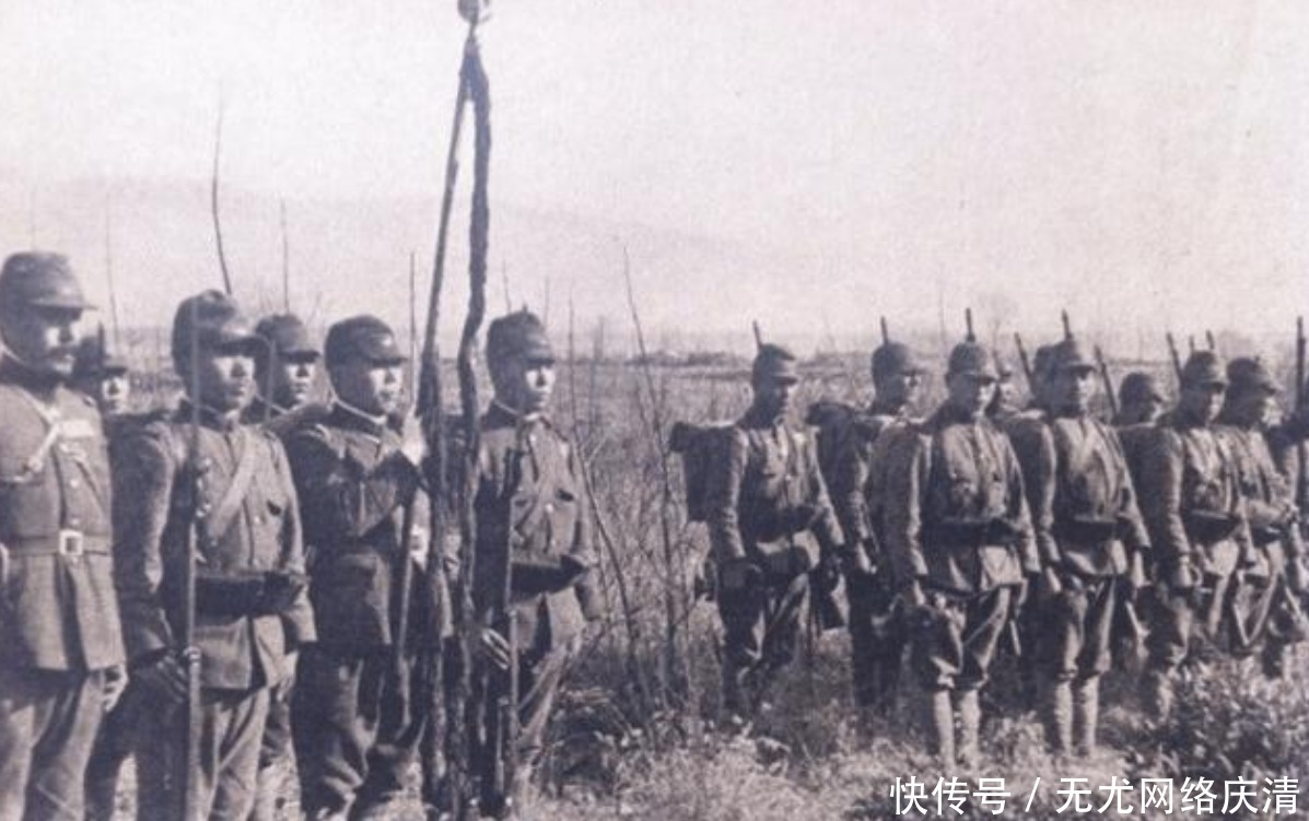 美军|二战美军缴获日军掷弹筒，不知正确使用方法，抵大腿开火震断骨头