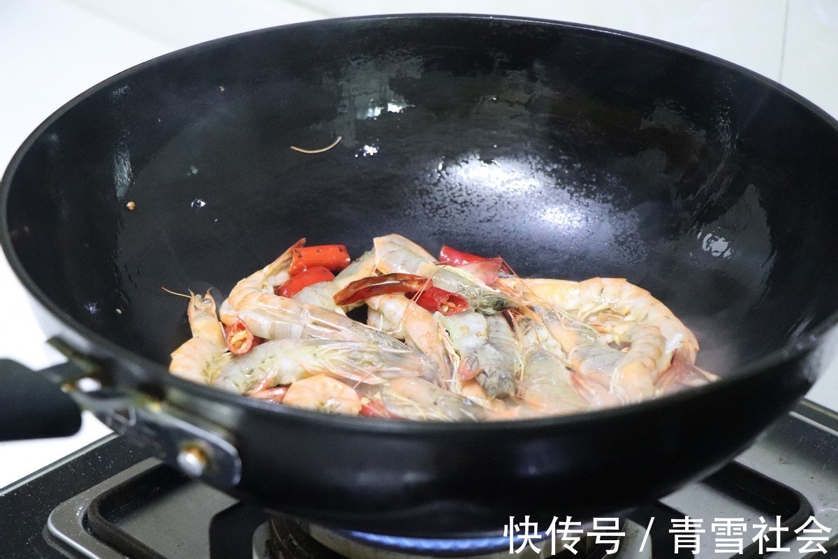 好吃|虾的营养丰富，搭配辣椒爆炒，好吃到舔手指