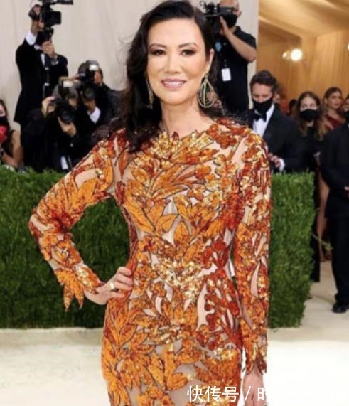 连衣裙 邓文迪越老越有“魅力”,穿印花连衣裙配渔网袜,状态不像53岁