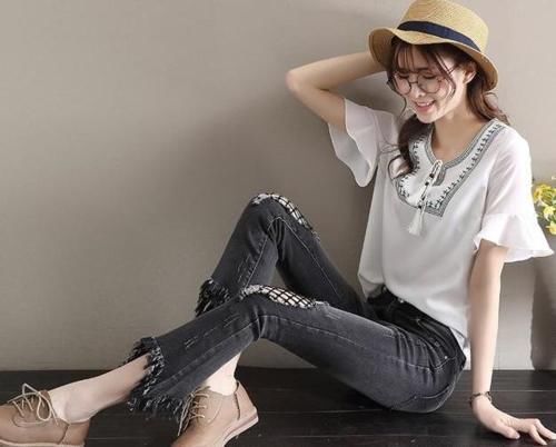 小姐姐爱穿紧身牛仔裤，勾勒妙曼魔鬼身材，展现迷人优雅气息！