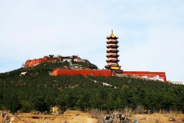 我国唯一建在火山口的寺院，建后火山再无喷发，游客捡火山石留念