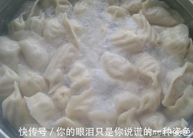煮饺子时,不可水开就下锅,多加1步,饺子好吃还不破皮