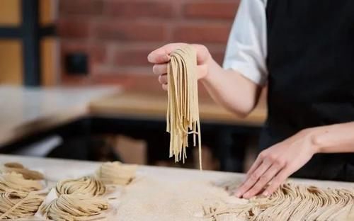 血糖|糖尿病，每天吃点这东西，血糖不知不觉就降5-8个点，快试试吧！