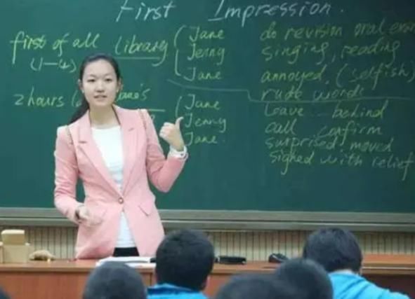 数学老师!各科老师穿“汉服”讲课,语文老师仙气飘飘,历史老师是来搞笑的