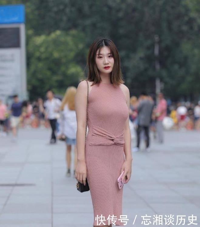 束缚|打破风格的束缚,穿修身裙也能让造型显得优雅随性