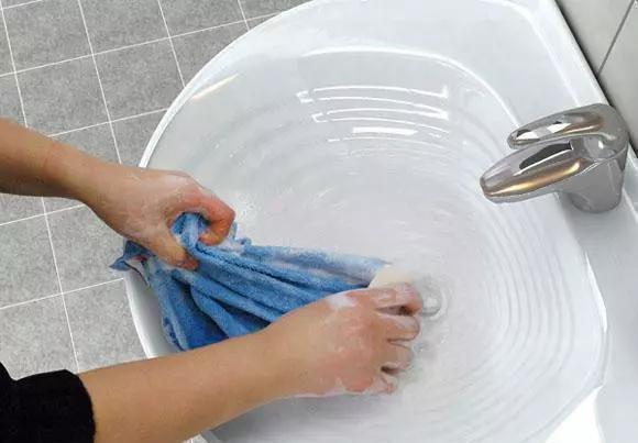 夏天毛巾黏糊糊有汗臭味，只需用它泡一泡，毛巾瞬间皎白如新