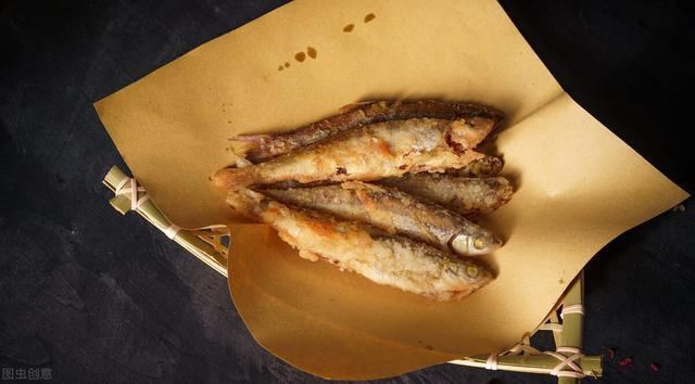 不管炸什么鱼，调面糊时多放2样，鱼炸好又酥又香，凉了也好吃