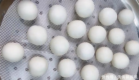 年后我家常做这个吃,不煎不炒,上锅一蒸,配蘸料吃,香