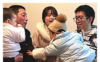 外公|1岁的宝宝,儿子8个月的小姨,因为外公抱小姨吃醋了