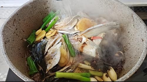  鱼头|秋冬这样吃，菜饭一锅出~鱼头泡饼