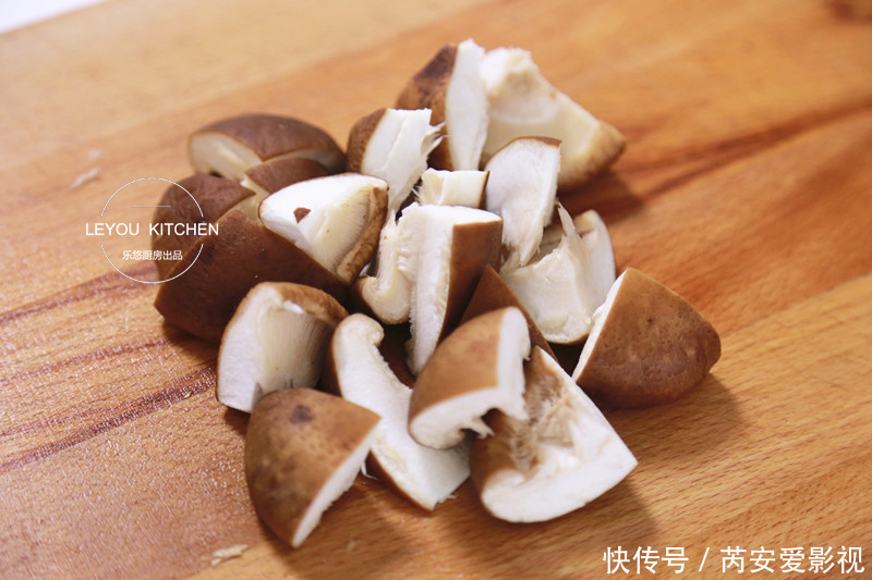 香菇|鸡肉和它们一起蒸,又鲜又嫩,不用闻油烟,简单好做,很适合夏天