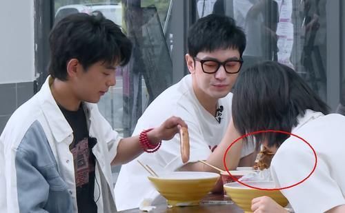 黃曉明請吃飯,姚安娜一下點三樣,結(jié)賬金額暴露富家千金真實消費