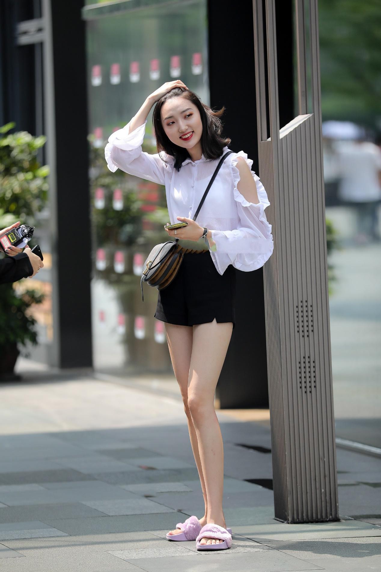 袖边|街拍:白色花边袖边衬衣, 搭配黑色裙子, 变身职场女精英