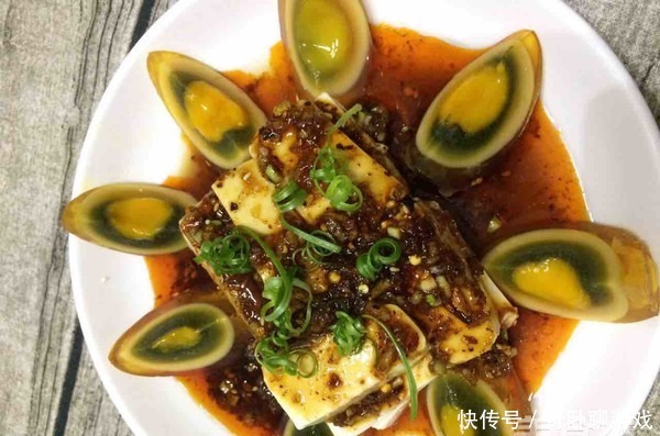 切皮蛋时,不要直接下刀切!大厨都这样做,不粘连,不散花!