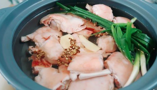  加点|炖猪蹄时为什么炖不烂？大厨透漏：多加点此料，炖的会更软烂入味