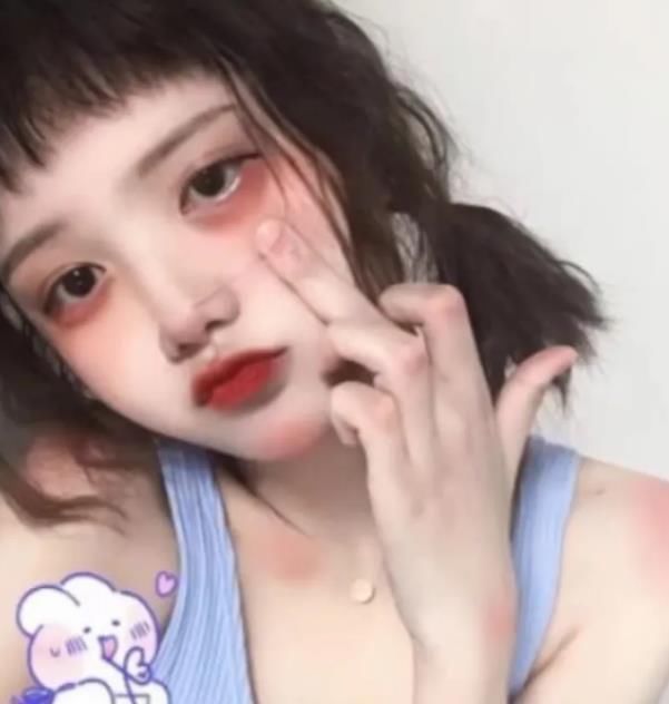 妹子|女孩经常对“嘴唇”做这3件事,早晚变成“樱桃嘴”,香肠嘴妹子不妨试试