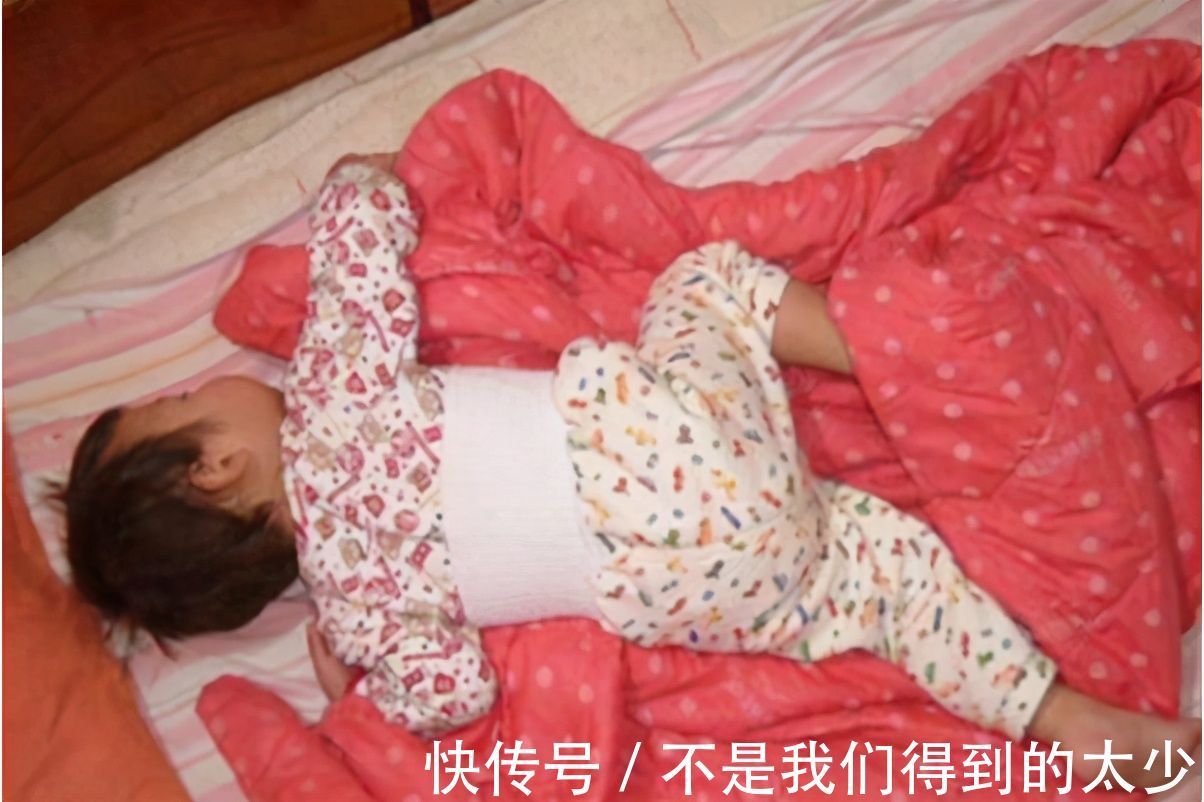 小家伙|宝宝睡觉频繁蹬被子,不一定是卧室温度高,深层原因宝妈别忽视