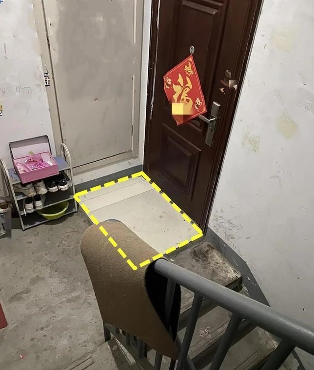 楼道|对门邻居不仅把鞋柜放楼道,还砌了2公分地台,当都是自个家呢