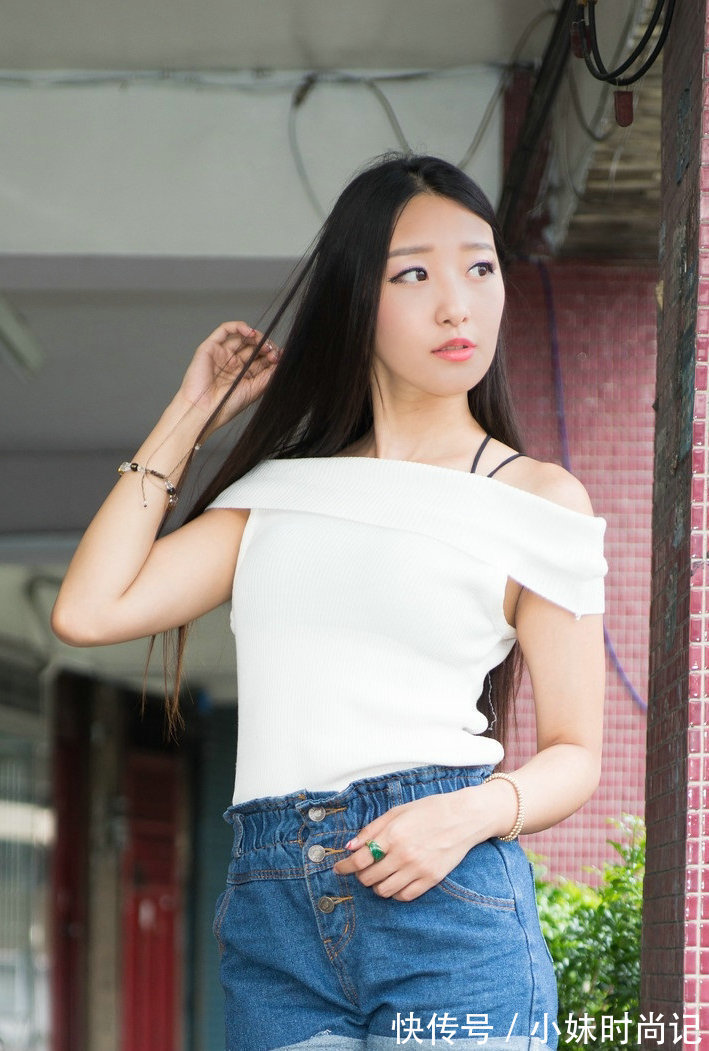 小衫|白色的一字肩小衫, 搭配牛仔短裤, 举手投足间都能展现出你的清新