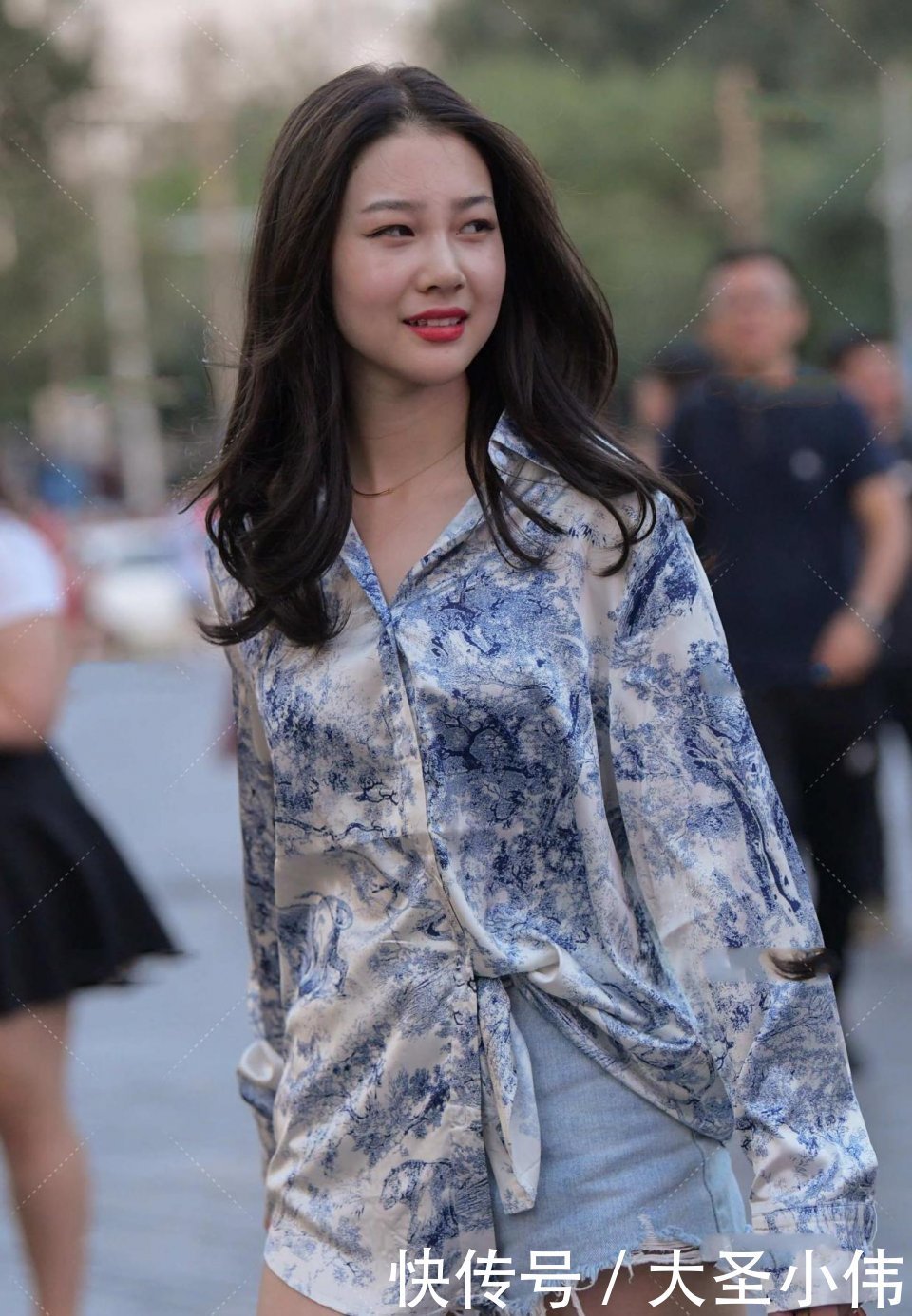 街拍|美女街拍:像背影都这么好看的小姐姐,脸蛋能丑了吗?一看就是大家闺秀