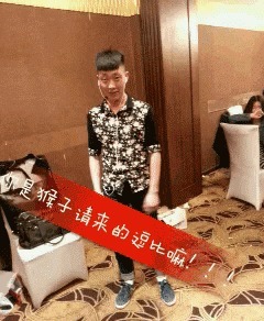 |搞笑GIF：火车站见到的情形，看到这一幕我又相信爱情了