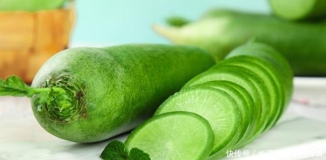 去超市买萝卜,白萝卜和青萝卜哪个好?原来它们差别很大,别瞎买