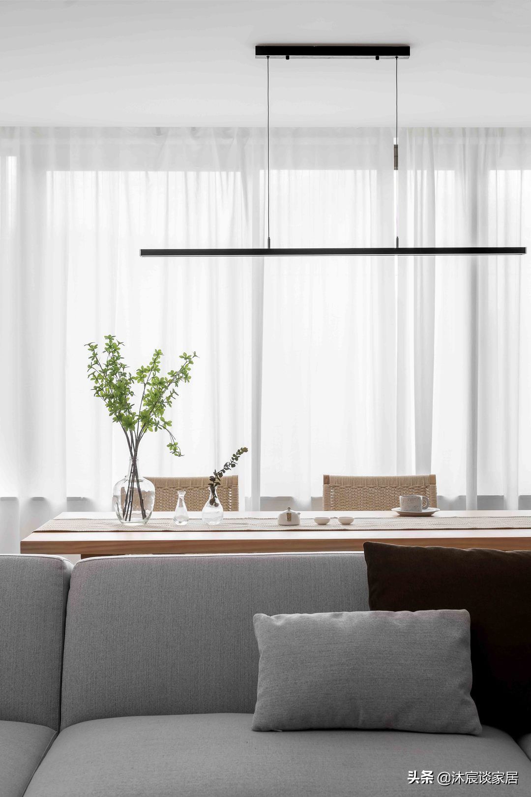吧台|重庆夫妻的新家,因太会装修而走红,凭白墙与原木就让家温馨治愈