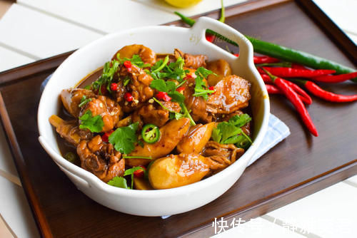 冬季天冷馋肉菜,鸡腿加它咕嘟嘟炖一锅,饭菜都有了,特省事