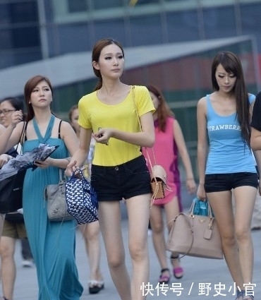 靓丽|街拍:体育馆外遇见的几个美女模特,不仅穿着靓丽,而且气质十足