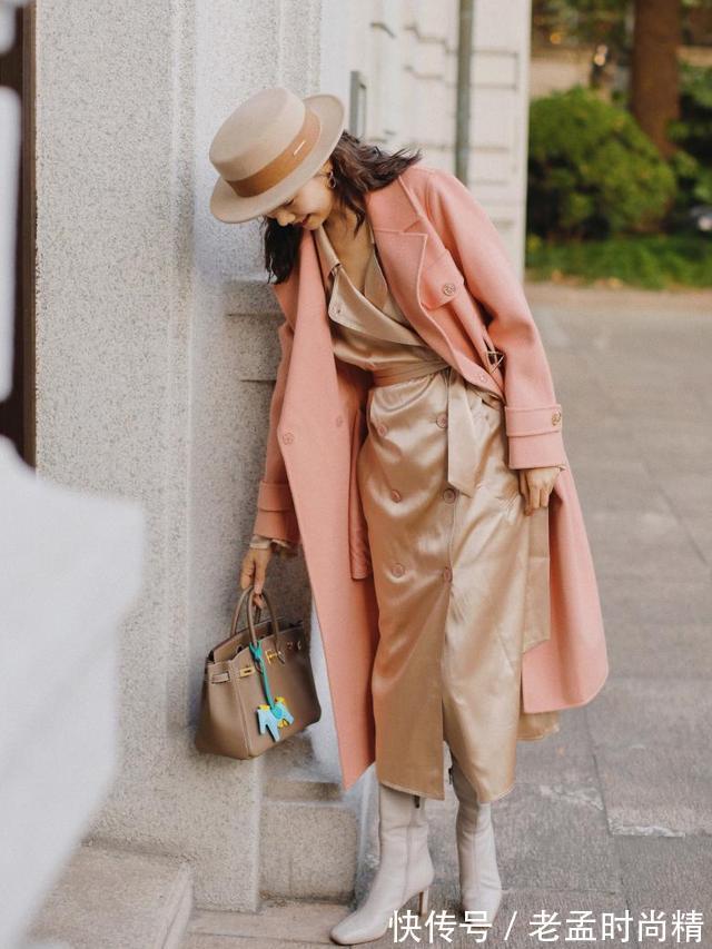 冬天|冬天穿“长大衣+连衣裙”,优雅高级,这才是中年女人该有的打扮