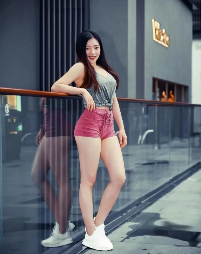 小姐姐|粉色的外套搭配一条白色紧身裤，小姐姐行走间尽显优雅