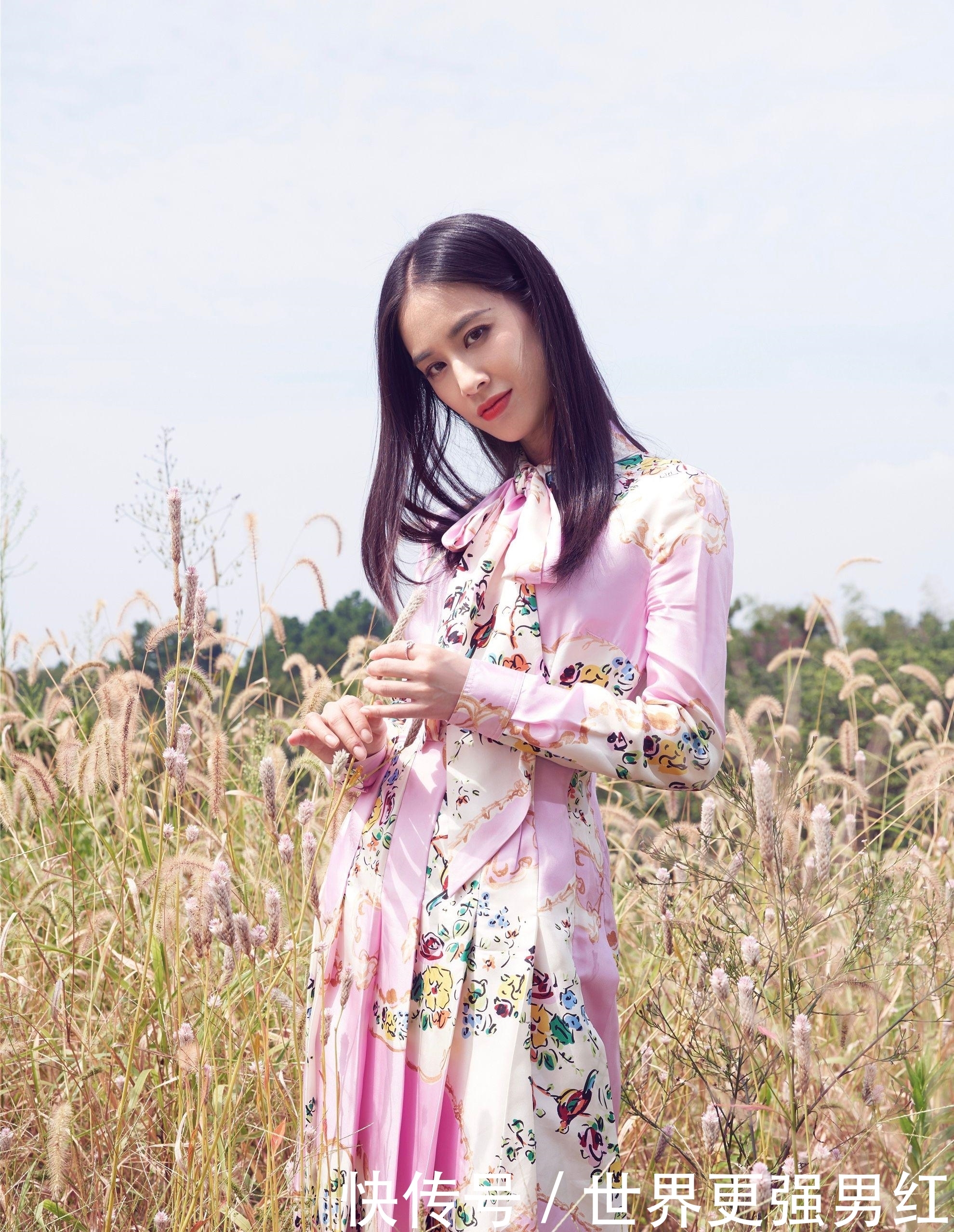 珍珠|黄圣依任《我们恋爱吧》嘉宾,黄色毛衣秀肩露脐,珍珠扣子好柔美