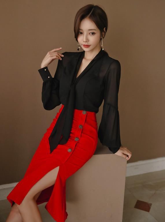 孙允珠S型身材真养眼，穿薄纱衬衫搭大红色包臀裙，气质撩人