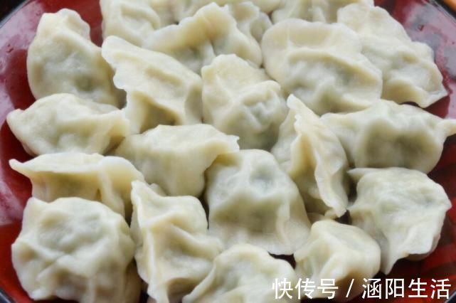 新年吃饺子，调馅时牢记放“2种油”，做的饺子鲜嫩多汁超香！