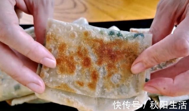 家里有面粉，别再蒸馒头了，试试此做法，上锅一烙，鲜美又下饭