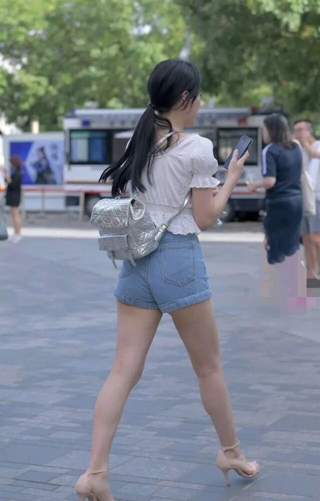美女|腿粗不能穿短裤别搞笑了,选对款式有你好看的,时髦又显瘦
