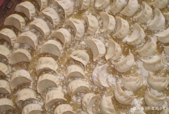 回乡下老家吃饭，婆婆做饺子招待，看到碗里的饺子，俺摔了碗筷！