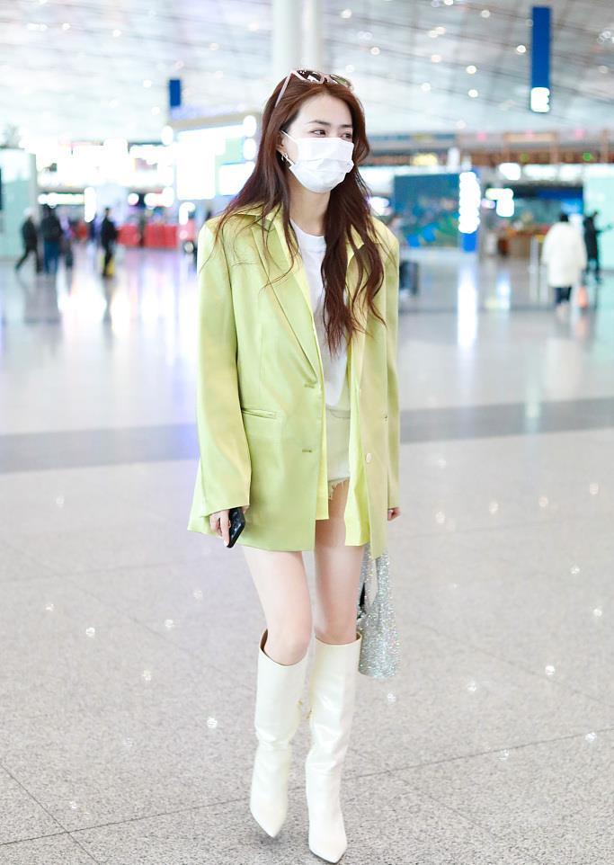 徐璐|徐璐还是胖点吧，穿大版西装都撑不起来，别再一味追求漫画腿了