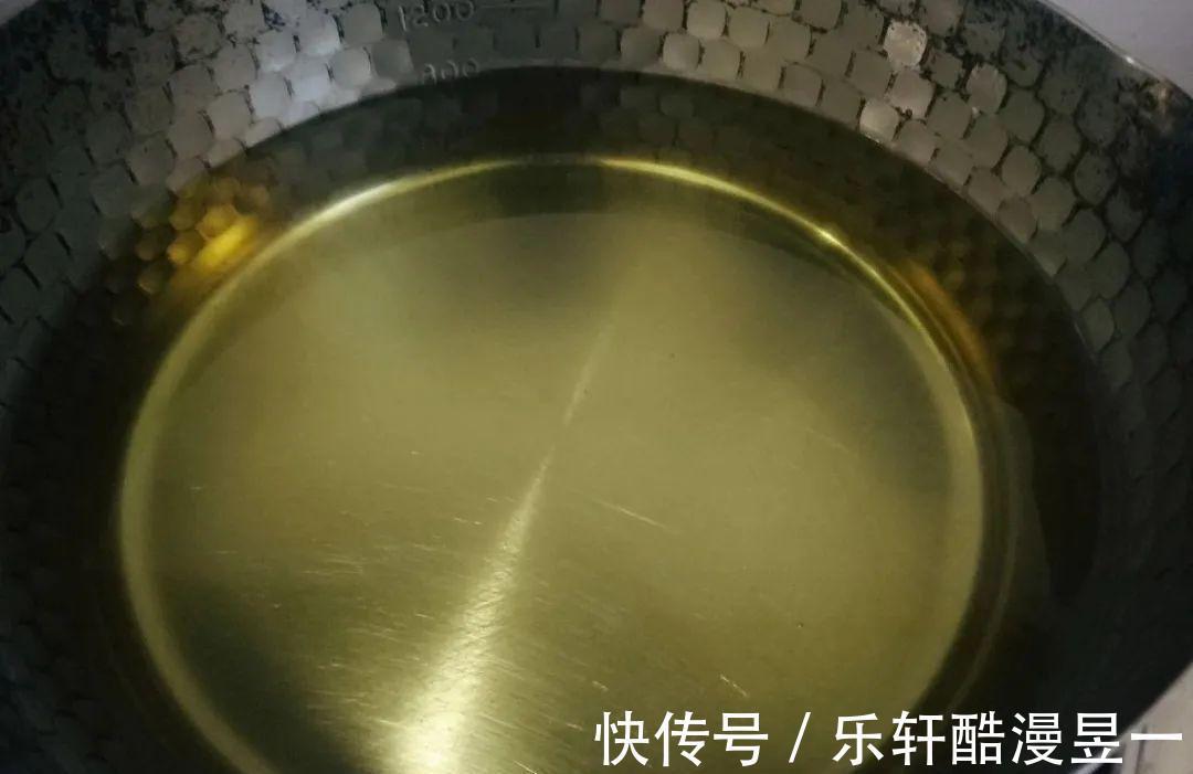 黑胡椒|【食物恋】今天教你炸猪排，外表酥脆内里鲜嫩，快来试试吧！