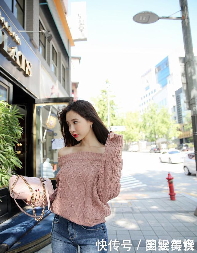 韩国女神露肩装穿搭紧身牛仔裤,性感迷人凸显大长腿