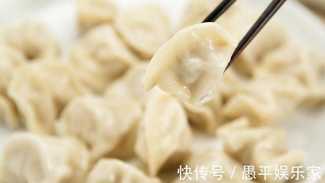 拌饺子馅时,记得先打水,很多人先加调料,难怪饺子馅发柴不入味