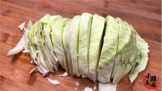 炒包菜时,万万不可直接下锅炒,很多人一直做错了,难怪不好吃